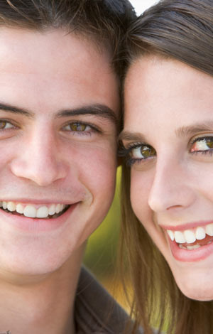 Junges Paar mit ästhetischen Zähnen